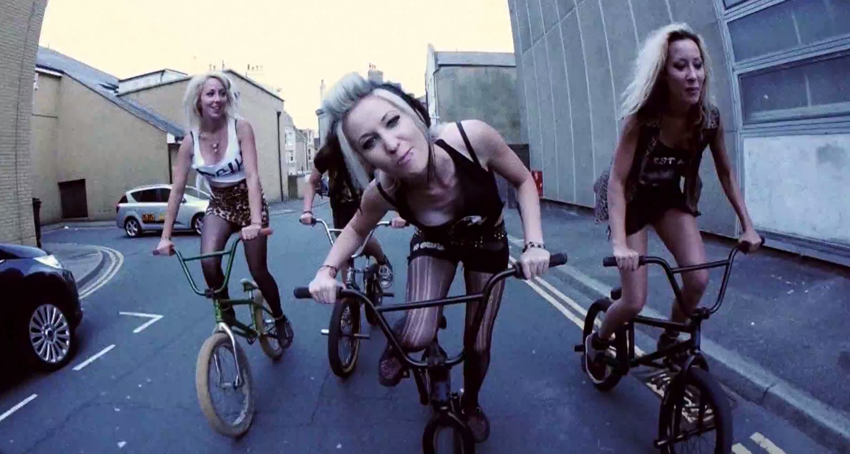 Chicas en Bmx son las protagonistas de nuevo vídeo musical de Rock