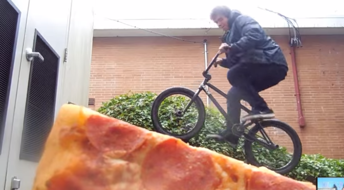 Practicando Bmx sobre pedazos de Pizza